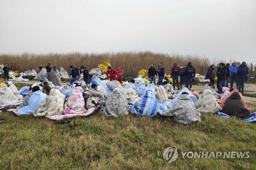 난파 사고 생존자들(크로토네[이탈리아] AP=연합뉴스) 26일(현지시간) 이탈리아 서남부 크로토네시 앞바다에서 난파된 난민선에 타고 있던 생존자들이 해변에서 담요를 덮어쓴 채 구호를 기다리고 있다. (Antonino Durso/LaPresse via AP) 2023. 2. 27 photo@yna.co.kr