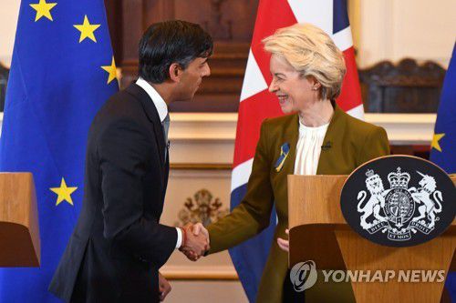영국과 EU 정상(윈저 EPA=연합뉴스) 리시 수낵 영국 총리와 우르줄라 폰데어라이엔 유럽연합(EU) 집행위원장이 27일(현지시간) 공동기자회견에서 북아일랜드 협약 관련 새로운 합의를 발표한 후 악수하고 있다. 2023.2.27 photo@yna.co.kr