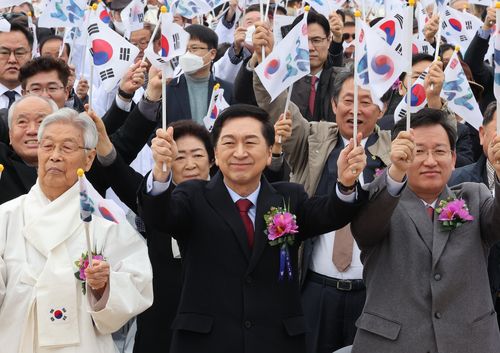 태극기 흔드는 김기현(안동=연합뉴스) 황수빈 기자 = 국민의힘 3·8 전당대회 당권주자 김기현 의원이 1일 경북 안동시 독립운동기념관에서 열린 제104회 3·1절 기념행사에 참석해 태극기를 흔들고 있다. 2023.3.1 hsb@yna.co.kr