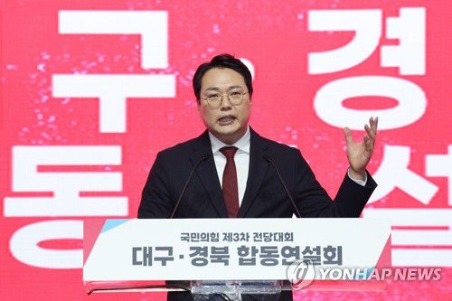 정견발표하는 천하람 당 대표 후보(대구=연합뉴스) 임화영 기자 = 국민의힘 천하람 당 대표 후보가 28일 오후 대구 북구 엑스코에서 열린 제3차 전당대회 대구·경북 합동연설회에서 정견발표를 하고 있다. 2023.2.28 hwayoung7@yna.co.kr