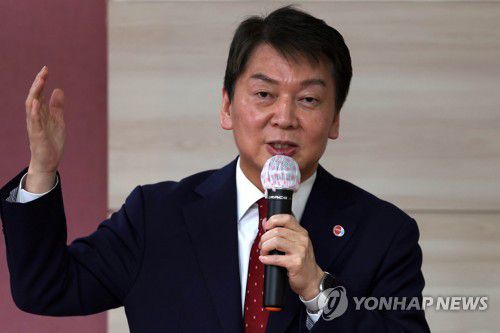 경남 찾은 안철수(창원=연합뉴스) 김동민 기자 = 안철수 국민의힘 당 대표 후보가 1일 오후 경남 창원시 의창구 경남도당에서 열린 경남 책임당원 간담회에서 발언하고 있다. 2023.3.1 image@yna.co.kr