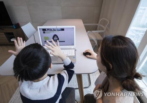 2020년 4월 온라인 입학식으로 교사를 만난 초등학교 1학년 학생 모습[연합뉴스 자료사진]