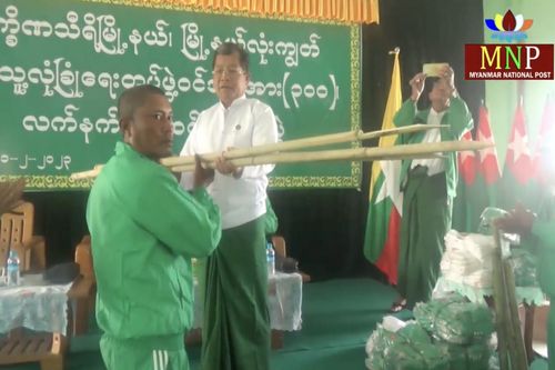 USDP 당원들에게 죽창을 수여하는 무기 수여식[SNS 캡처. 재판매 및 DB 금지]