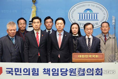 국민의힘 책임당원협의회, 김기현 당 대표 후보 지지선언(서울=연합뉴스) 임화영 기자 = 국민의힘 책임당원협의회 주요임원단이 2일 오전 국회 소통관에서 김기현 당 대표 후보 지지 선언을 하고 있다. 2023.3 .2 hwayoung7@yna.co.kr