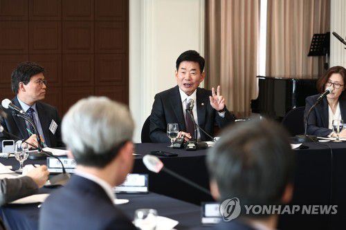 김진표 의장, 한국신문방송편집인협회 초청 간담회(서울=연합뉴스) 김진표 국회의장이 2일 서울 프레스센터에서 열린 한국신문방송편집인협회 초청 간담회에서 발언하고 있다. 2023.3.2 [국회 제공. 재판매 및 DB 금지] srbaek@yna.co.kr