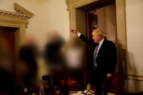 영국 총리실 공보국장 송별파티 참석한 보리스 존슨 전 총리[영국 정부 파티게이트 조사 보고서 캡처. 재판매 및 DB 금지]