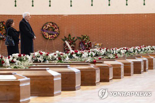 애도하는 마타렐라 대통령(크로토네 AFP=연합뉴스) 세르조 마타렐라 대통령이 2일(현지시간) 이탈리아 서남부 칼라브리아주 크로토네시의 팔라밀로네 체육관을 방문해 이곳에 놓인 난민선 난파 사고 사망자들의 관 앞에서 기도하고 있다. 2023.03.02 photo@yna.co.kr