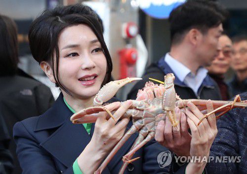 대게 살펴보는 김건희 여사(포항=연합뉴스) 안정원 기자 = 김건희 여사가 3일 경상북도 포항시 죽도시장을 방문, 대게를 살펴보고 있다. 2023.3.3 [대통령실통신사진기자단] jeong@yna.co.kr
