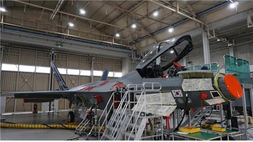 KF-21 시제 3호기에 장착된 AESA 레이더      (서울=연합뉴스) 방위사업청은 4일 KF-21 시제 3호기가 능동형전자주사식위상배열(AESA) 레이더를 탑재한 채로 처음 시험비행을 했다고 밝혔다. 사진은 KF-21 시제 4호기에 장착한 AESA 레이더(전투기 앞부분 붉은 원형 부위)의 모습) [방위사업청. 재판매 및 DB 금지]