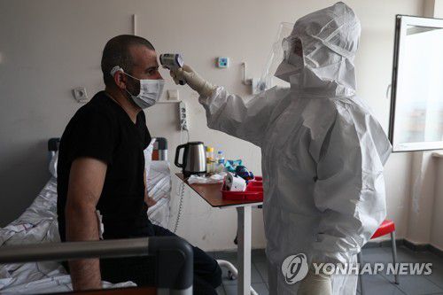 코로나19 감염 의심 환자를 돌보는 의료진 [EPA 연합뉴스 자료사진. 재판매 및 DB 금지]
