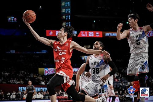 인삼공사와 결승에서 골밑 득점을 시도하는 SK 김선형.[EASL 소셜 미디어 사진. 재판매 및 DB 금지]