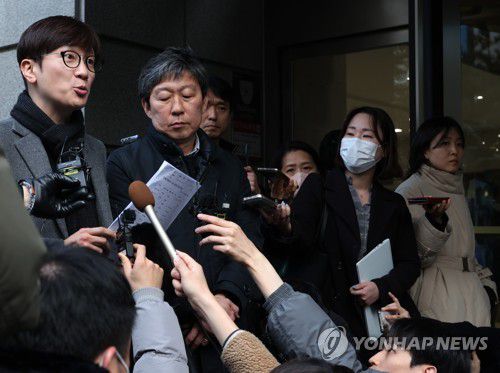 브리핑하는 강제징용 대리인단(서울=연합뉴스) 이지은 기자 = 강제징용 소송 법률대리인 임재성 변호사(왼쪽)와 김영환 민족문제연구소 대외협력실장이 28일 오후 서울 서초구 변호사회관에서 강제징용 피해자 유족들과 박진 외교부 장관의 면담을 마친 뒤 결과를 브리핑하고 있다. 2023.2.28 jieunlee@yna.co.kr