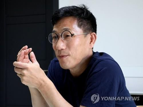 연합뉴스와 인터뷰 중인 진중권[촬영 정한솔]