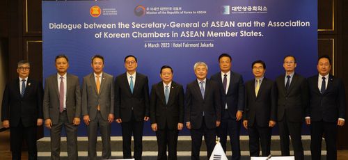 한·아세안 비즈니스 포럼(자카르타=연합뉴스) 인도네시아 자카르타 페어몬트 호텔에서 주아세안 대한민국대표부 주최로 열린 '한·아세안 비즈니스 포럼'에서 까으 끔 후은 신임 아세안 사무총장(왼쪽에서 5번째)과 권희석 주 아세안 대표부 대사(오른쪽에서 5번째)가 아세안 한인 상공회의소 회장단과 기념촬영을 하고 있다. 2023.3.6 photo@yna.co.kr [주아세안 대한민국 대표부 제공. 재판매 및 DB 금지]