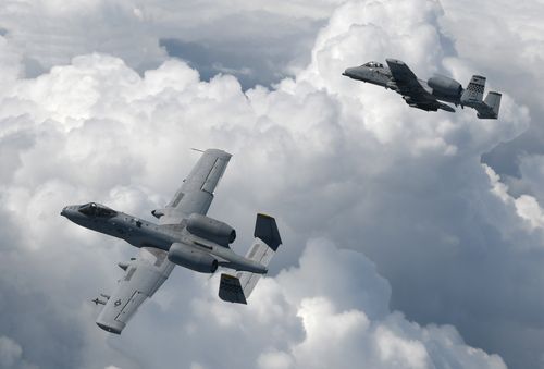 미국 공군 A-10 공격기(서울=연합뉴스) 한미 공군은 6∼10일 오산기지에서 연합작전 수행능력 강화를 위해 대대급 연합 공중훈련인 쌍매훈련을 올해 처음으로 실시한다. 사진은 작년 8월 진행된 쌍매훈련에 참가한 미 공군 A-10 공격기가 임무 공역으로 이동하는 모습. [공군 제공. 재판매 및 DB 금지]