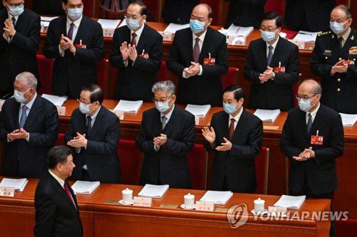 (AFP=연합뉴스) 지난 5일 중국 전인대 개막식이 열리는 베이징 인민대회당에 시진핑(맨 아래) 중국 국가주석이 도착하자 존 리(맨 윗줄 오른쪽에서 두번째) 홍콩 행정장관 등이 박수로 환영하는 모습. 2023.3.6.