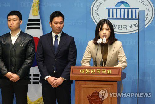 민주당 청년당원, '민주당이 나아가야 할 길' 기자회견(서울=연합뉴스) 백승렬 기자 = 더불어민주당 박지현 전 비상대책위원장과 청년 당원들이 6일 국회 소통관에서 민주당이 나아가야 할 길이란 주제로 기자회견을 하고 있다. 2023.3.6 srbaek@yna.co.kr