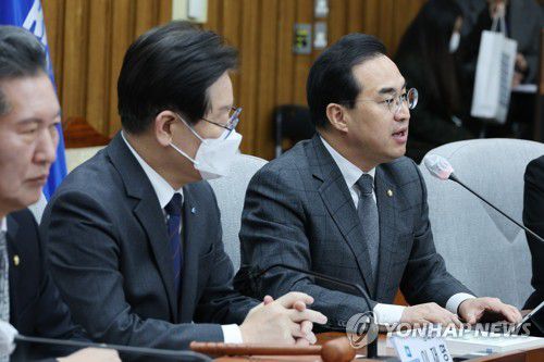 확대간부회의 발언하는 박홍근 원내대표(서울=연합뉴스) 임화영 기자 = 더불어민주당 박홍근 원내대표가 6일 오전 국회에서 열린 확대간부회의에서 발언하고 있다. 2023.3.6 hwayoung7@yna.co.kr