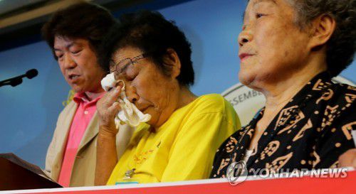 26년간 이어지는 강제징용 법정 싸움(서울=연합뉴스) 정부가 6일 일본 기업을 대신해 강제징용 피해자들에게 손해배상금을 지급하는 '제3자 변제' 방안을 발표했다.     사진은 지난 2012년 5월 31일 일제피해자공제조합 대표와 근로정신대 할머니와 함께하는 시민모임 대표들이 국회 정론관에서 기자회견을 통해 대법원의 한일청구권 협정의 효력에 대한 판결에 대한 정부의 태도를 비판하고 있는 모습. 2023.3.6 [연합뉴스 자료사진] photo@yna.co.kr