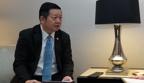 까으 끔 후은 신임 아세안 사무총장(자카르타=연합뉴스) 까으 끔 후은 신임 아세안 사무총장이 6일(현지시간) 인도네시아 자카르타 페어몬트 호텔에서 연합뉴스와 단독 인터뷰를 하고 있다. 2023.3.7 photo@yna.co.kr [주아세안 대한민국 대표부 제공. 재판매 및 DB 금지]