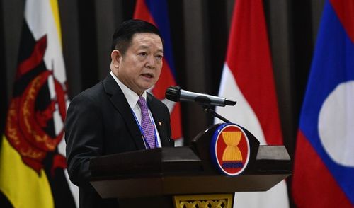 까으 끔 후은 신임 아세안 사무총장까으 끔 후은 신임 아세안 사무총장이 지난 1월 9일 인도네시아 자카르타의 아세안 본부에서 취임사를 하고 있다. [아세안 사무국 제공. 재판매 및 DB 금지]