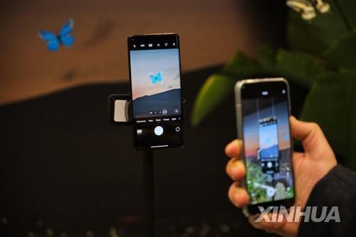 '모바일 월드 콩그레스(MWC) 2023'에서 선보인 샤오미 신형 휴대전화[신화 연합뉴스 자료사진]