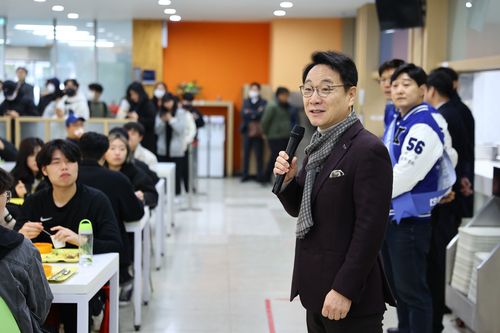 학생 식당 찾은 김헌영 강원대총장[강원대학교 제공. 재판매 및 DB 금지]