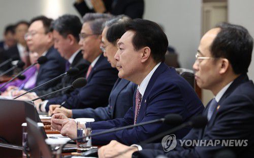 국무회의 주재하는 윤석열 대통령(서울=연합뉴스) 임헌정 기자 = 윤석열 대통령이 7일 서울 용산 대통령실 청사에서 열린 국무회의에서 발언하고 있다. 2023.3.7 kane@yna.co.kr