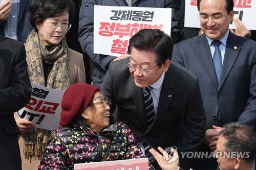 '강제동원 피해자' 양금덕 할머니와 인사하는 이재명 대표(서울=연합뉴스) 임화영 기자 = 더불어민주당 이재명 대표가 7일 오후 국회 본청 앞에서 열린 강제동원 정부해법 강행 규탄 및 일본의 사죄배상 촉구 긴급 시국선언에서 강제동원 피해자 양금덕 할머니와 인사를 나누고 있다. 2023.3.7 hwayoung7@yna.co.kr