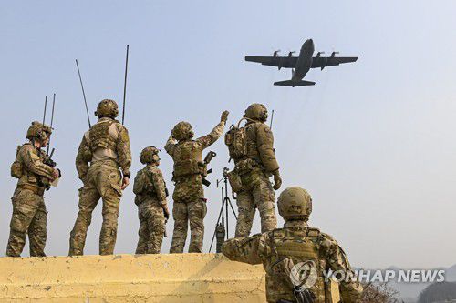 재이륙하는 한 공군 C-130 수송기(서울=연합뉴스) 한미공군이 7일 경남 창녕군 소재 남지 비상활주로에서 한미연합 비상활주로 이착륙 훈련을 진행했다고 밝혔다. 사진은 한국 공군 C-130 수송기가 한미 공군 공정통제사들의 유도통제에 따라 비상활주로에 접근 후 재이륙하는 모습. 2023.3.7 [공군 제공. 재판매 및 DB 금지] photo@yna.co.kr