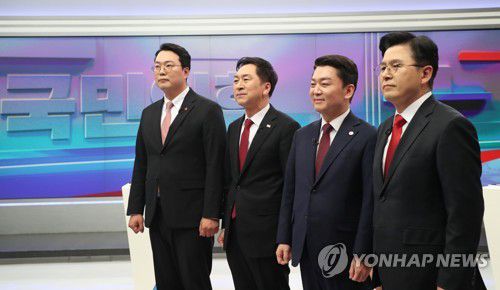 국민의힘 당대표 후보 TV토론(서울=연합뉴스) 15일 서울 중구 TV조선 스튜디오에서 열린 국민의힘 당대표 후보 첫번째 TV토론에 앞서 천하람· 김기현·안철수·황교안 후보(왼쪽부터)가 기념촬영을 하고 있다. 2023.2.15 [국회사진기자단] photo@yna.co.kr