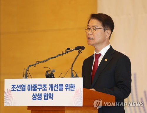 이정식 고용노동부 장관(울산=연합뉴스) 김용태 기자 = 이정식 고용노동부 장관이 2월 27일 울산시 동구 현대중공업 영빈관에서 열린 조선업 이중구조 개선을 위한 상생 협약식에서 발언하고 있다. 2023.2.27 yongtae@yna.co.kr