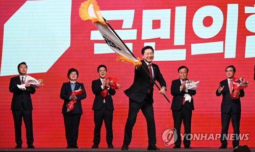 당기 흔드는 김기현 신임 당 대표(고양=연합뉴스) 이정훈 기자 = 국민의힘 김기현 신임 당 대표가 8일 오후 경기도 고양시 일산 킨텍스에서 열린 국민의힘 제3차 전당대회에서 당 대표로 선출된 후 당기를 흔들고 있다. 2023.3.8 [공동취재] uwg806@yna.co.kr