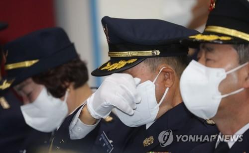 순직 소방관 영결식 눈물(김제=연합뉴스) 최영수 기자 = 9일 전북 김제시 국립청소년농생명센터에서 열린 고 성공일 소방교의 영결식에서 소방관들이 눈물을 닦고 있다. 2023.3.9 kan@yna.co.kr