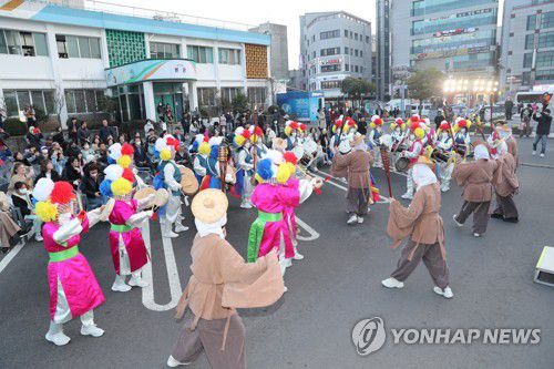 제주 들불축제 불씨 봉송 퍼레이드(제주=연합뉴스) 2023 제주 들불축제 첫날인 9일 탐라국 개국신화가 담긴 제주시 삼성혈에서 채화한 불씨를 건네받은 사람들이 제주시청에서 퍼레이드를 펼치고 있다. 2023.3.9 [제주시 제공. 재판매 및 DB 금지] dragon.me@yna.co.kr