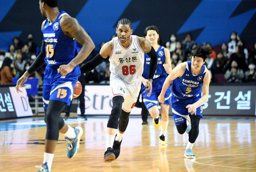 프로농구 선두 인삼공사, 최하위 삼성에 덜미(서울=연합뉴스) 10일 서울 잠실실내체육관에서 열린 2022-2023 SKT 에이닷 프로농구 정규리그 서울 삼성과 안양 KGC인삼공사의 경기에서 20점 11리바운드 6어시스트로 분전한 인삼공사 대릴 먼로가 돌파를 시도하고 있다.     인삼공사는 이날 경기에서 리그 최하위인 삼성과 접전 끝에 82-79로 패했다. 2023.3.10 [KBL 제공. 재판매 및 DB금지] photo@yna.co.kr