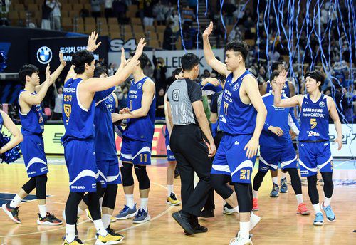 프로농구 최하위 삼성, 선두 인삼공사 꺾고 5연패 탈출(서울=연합뉴스) 10일 서울 잠실실내체육관에서 열린 2022-2023 SKT 에이닷 프로농구 정규리그 서울 삼성과 안양 KGC인삼공사의 경기에서 인삼공사를 82-79로 꺾은 삼성 선수들이 자축하고 있다. 2023.3.10 [KBL 제공. 재판매 및 DB금지] photo@yna.co.kr