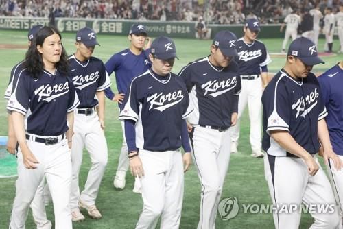 고개 숙인 한국 투수들[연합뉴스 자료사진]