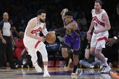 경합하는 레이커스와 토론토 선수들[AP=연합뉴스]