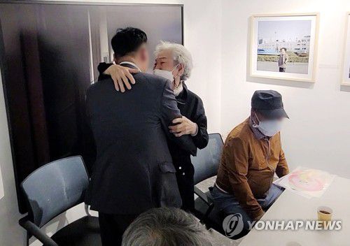 계엄군 끌어안는 5·18 유족2020년 5월 19일 5·18 당시 계엄군으로 투입된 김귀삼(왼쪽) 씨를 5·18 첫 사망자인 고(故) 김경철 열사의 어머니 임근단 여사가 안아주는 모습 [연합뉴스 자료사진]
