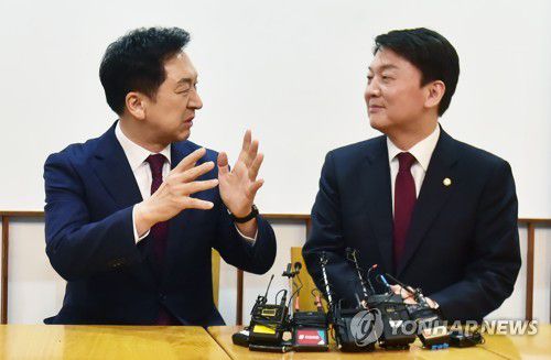 안철수 의원과 대화하는 김기현 대표(서울=연합뉴스) 이정훈 기자 = 국민의힘 김기현 대표와 안철수 의원이 13일 서울 영등포구 여의도동 하우스 카페에서 만나 대화를 나누고 있다. [공동취재] uwg806@yna.co.kr