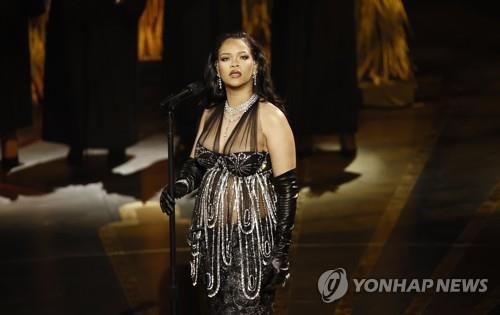 올해 아카데미 시상식에서 공연한 가수 리한나[EPA 연합뉴스 자료사진. 재판매 및 DB 금지]