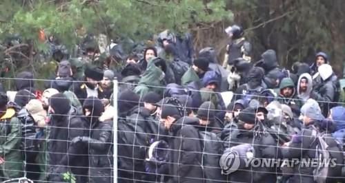 폴란드 국경을 넘어 유럽연합에 진입하려는 이주민들 [로이터 연합뉴스]