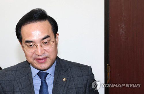 원내대책회의 참석하는 박홍근 원내대표(서울=연합뉴스) 백승렬 기자 = 더불어민주당 박홍근 원내대표가 14일 국회에서 열린 원내대책회의에 참석하고 있다. 2023.3.14 srbaek@yna.co.kr