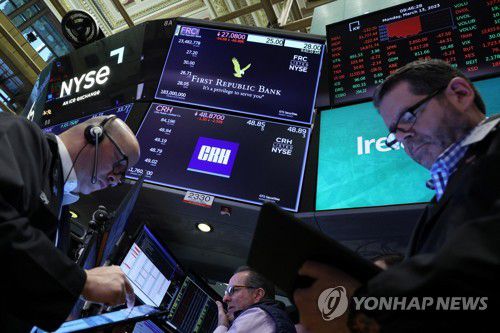 NYSE  입회장에 일하는 트레이더들의 모습[연합뉴스 자료사진]