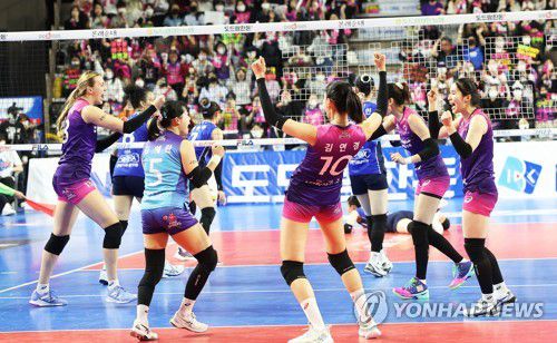 흥국생명, 여자배구 정규리그 1위 확정(화성=연합뉴스) 홍기원 기자 = 15일 경기도 화성종합경기타운 실내체육관에서 열린 프로배구 V리그 여자부 IBK기업은행 알토스와 흥국생명 핑크스파이더스의 경기. 1,2세트를 승리하며 정규리그 1위를 확정한 흥국생명 선수들이 기뻐하고 있다. 2023.3.15 xanadu@yna.co.kr