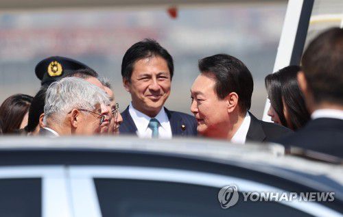 일본 도착한 윤석열 대통령 내외(도쿄=연합뉴스) 임헌정 기자 = 1박2일 일정으로 일본을 방문하는 윤석열 대통령과 김건희 여사가 16일 일본 도쿄 하네다공항에 도착, 환영인사들과 인사하고 있다. 2023.3.16 kane@yna.co.kr