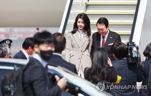 일본 도착한 윤석열 대통령 내외(도쿄=연합뉴스) 임헌정 기자 = 1박2일 일정으로 일본을 방문한 윤석열 대통령과 김건희 여사가 16일 일본 도쿄 하네다공항에 도착, 공군1호기에서 내리고 있다. 2023.3.16 kane@yna.co.kr