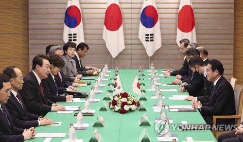 일본 총리관저에서 열린 한일 확대 정상회담(도쿄=연합뉴스) 임헌정 기자 = 1박2일 일정으로 일본을 방문한 윤석열 대통령이 16일 오후 일본 도쿄 총리 관저에서 기시다 후미오 일본 총리와 한일 확대 정상회담을 하고 있다. 2023.3.16 kane@yna.co.kr