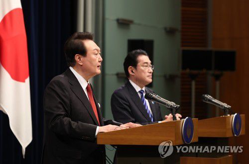 발언하는 윤석열 대통령(도쿄=연합뉴스) 임헌정 기자 = 1박2일 일정으로 일본을 방문한 윤석열 대통령이 16일 오후 일본 도쿄 총리 관저에서 기시다 후미오 일본 총리와 한일 확대정상회담을 마친 뒤 공동 기자회견에서 발언하고 있다. 2023.3.16 kane@yna.co.kr